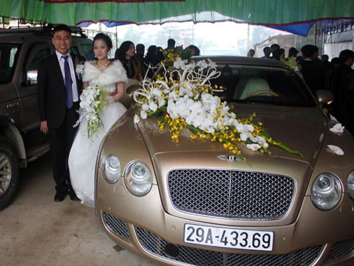 Cô dâu chú rể hạnh phúc khi bước xuống xe dâu, bước vào bữa tiệc đám cưới.